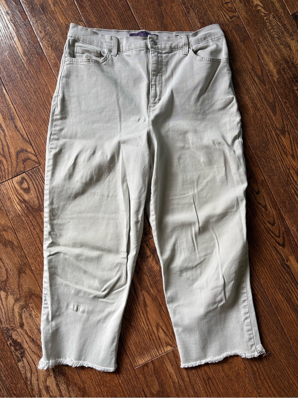 Gloria Vanderbilt khaki capris